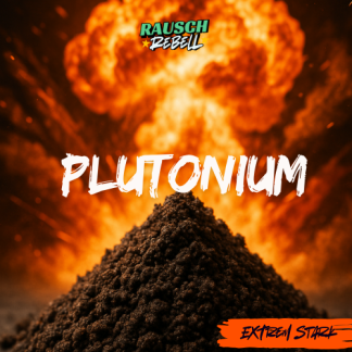 Dunkles, pulverförmiges Material mit der Aufschrift 'Plutonium' vor einem feurigen Hintergrund.