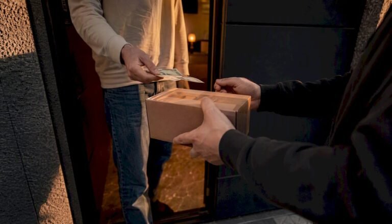 Bezahlen Sie Ihr Paket bequem in bar direkt an der Haustür.
