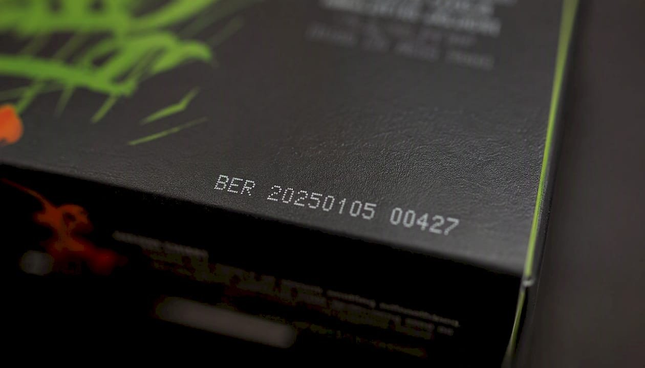 Nahaufnahme der Chargennummer auf der Verpackung von Räucherstäbchen